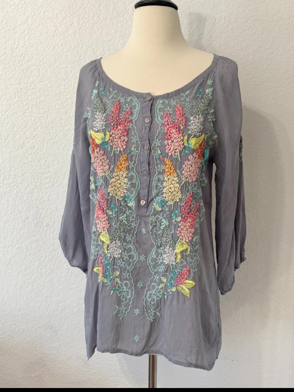 Johnny Was Leona Blue Fog Tunic Blouse Women’s Small Embroidered Boho Hippie